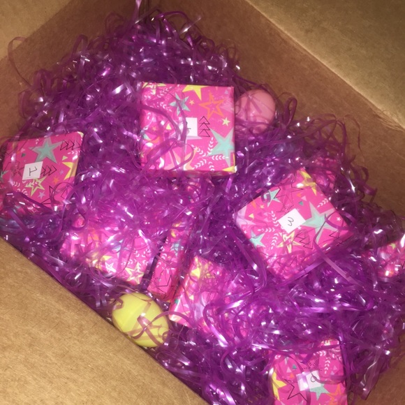 High-End Makeup Mystery Box - Picture 2 of 2